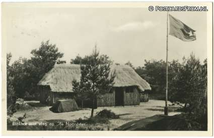 Dwingeloo, Kamp 'De Noordster'. Blokhut met vlag