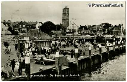 Terschelling West, Havenplein - De boot is in aantocht