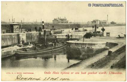 IJmuiden, Oude Sluis tijdens er een boot geschut wordt