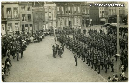 Bergen op Zoom, Groote Markt. Militairen. Commandant 14e Regiment Infanterie